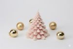 Weihnachtskerze mit goldenen Kugeln
