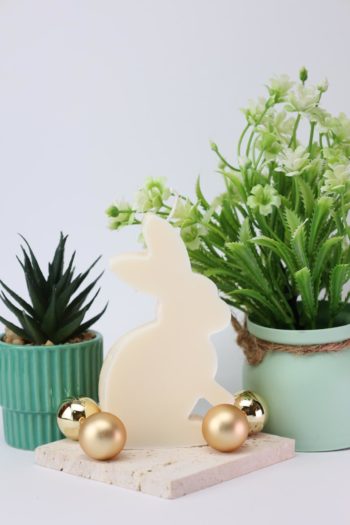 Handgemachte Silhouette Osterhase Kerze – Minimalistische Osterdeko in Creme