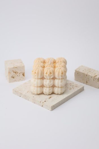 Handgemachte Skull Kerze in Creme. Mystisch, ästhetisch & detailreich – ideal für Halloween, Gothic‑Deko & besondere Geschenke.