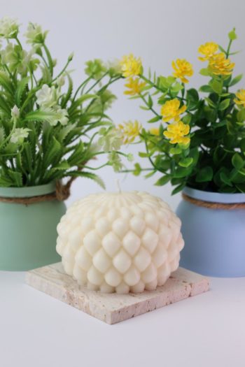 Handgemachte Struktur Kerze – Pinecone/Artichoke Candle in Creme | Moderne Deko
