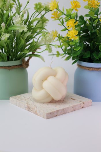 Handgemachte Knoten Kerze – Knot Candle in Creme | Moderne Minimalistische Deko