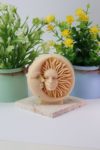 Handgemachte Sonne‑Mond Kerze – Detailreiches Runddesign in warmem Creme | Glowkerzen