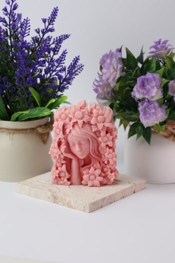 Handgemachte Floral Girl Kerze – Rosa | Detailreiche Blumenfigur | Moderne Deko & Geschenkidee
